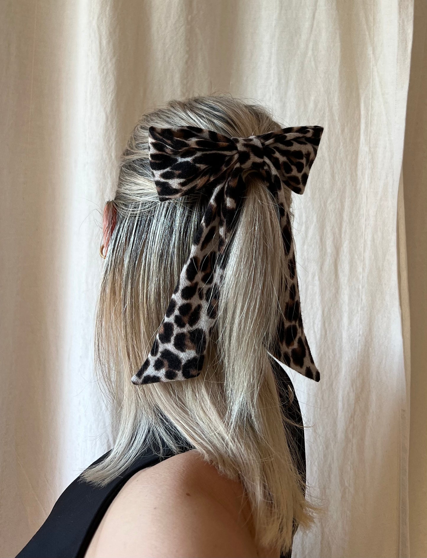 CASHMERE LEO BOW