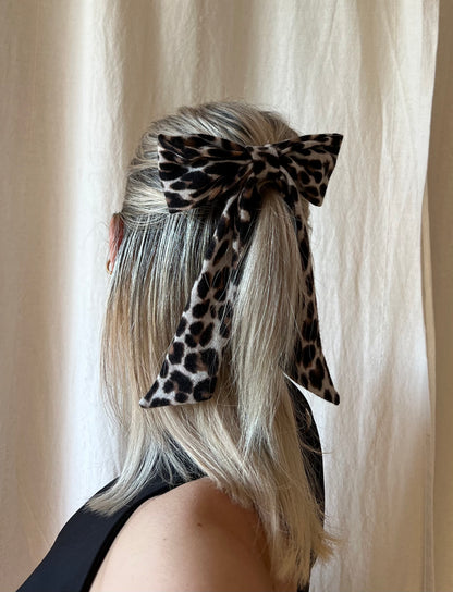 CASHMERE LEO BOW